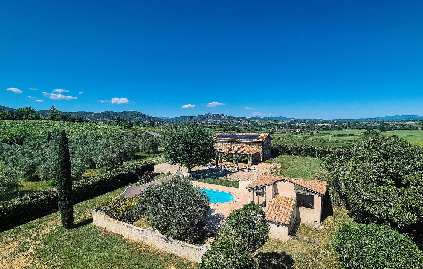 Appartement spacieux avec TV, parking, piscine et Internet in Saint-Sauveur-de-Cruzières, Parc national des Cévennes