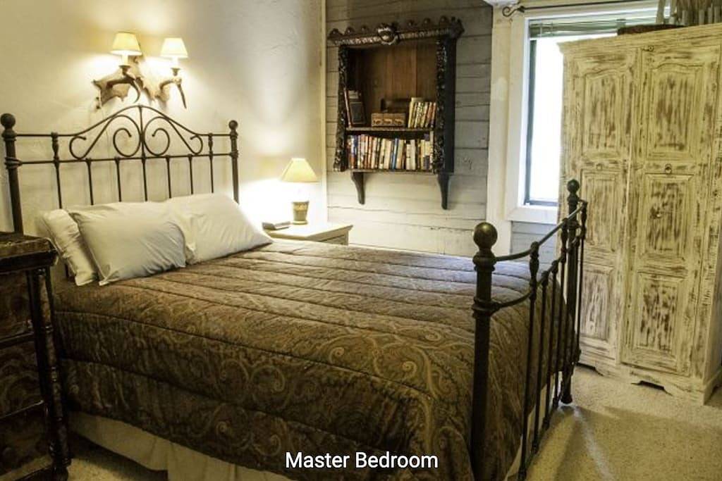 Ganze Wohnung, Creekside Condo w/ Lovely Gore Creek View & Wood Stove - Steps to Shuttle in West Vail, Vail