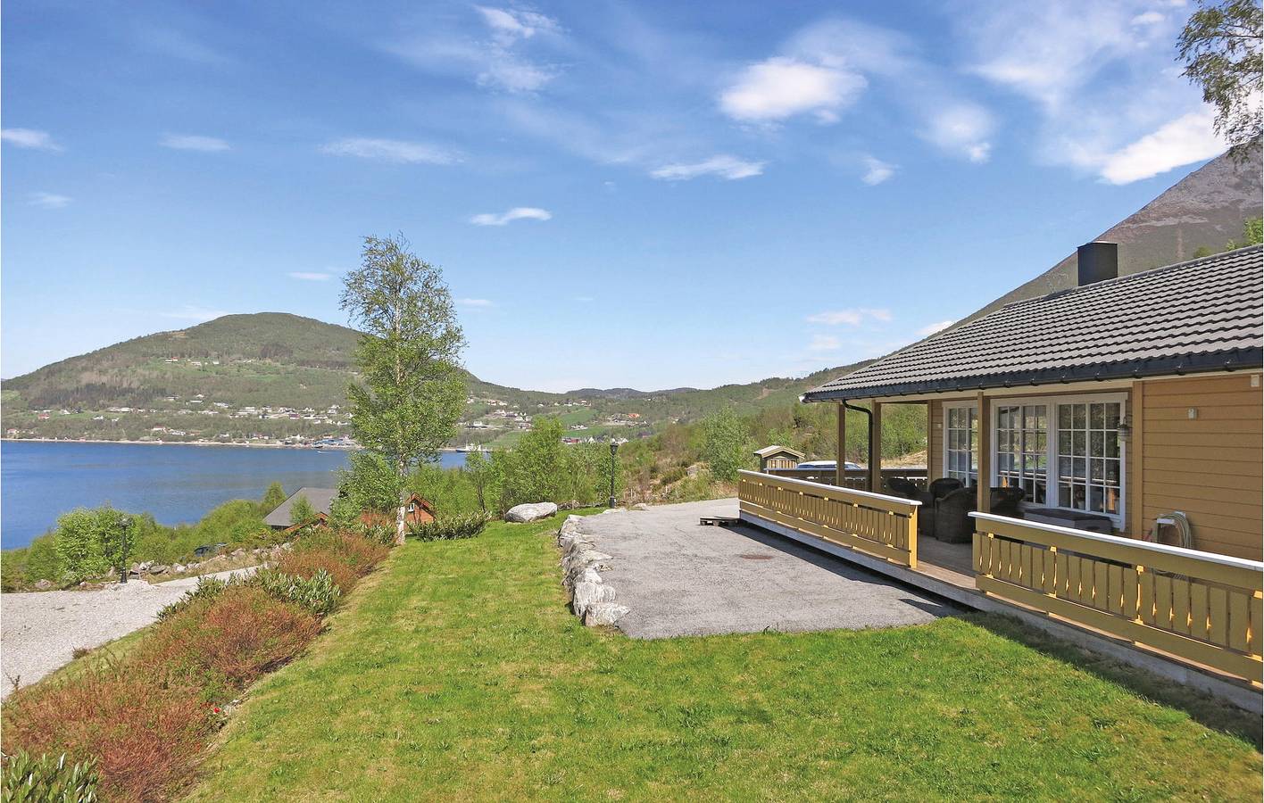 Ferienhaus für 8 Personen mit Terrasse in Sykkylven
