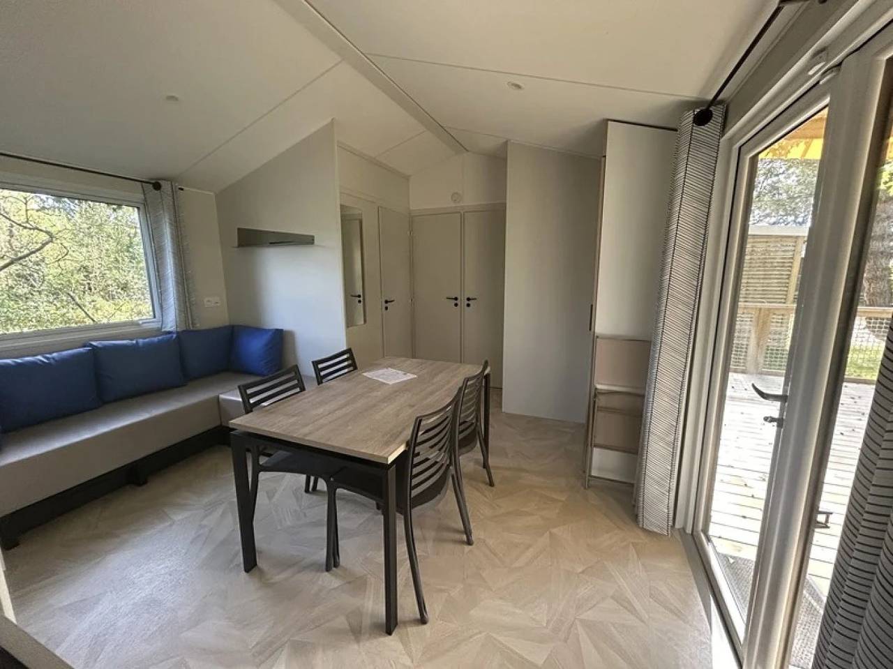 Zecamping 4* piscine couverte jacuzzi sauna mobil-home Tv Bbq 33m2 in Apremont, Vallée de la Loire