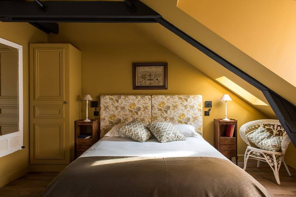 Entire apartment, Séraphine -Apartment-Romantic-Ensuite with Shower-City view in Dieppe, Dieppe region