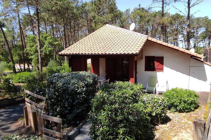 Location de vacances pour 4 personnes, avec jardin ainsi que terrasse et piscine dans Office De Tourisme De Moliets Et Maa