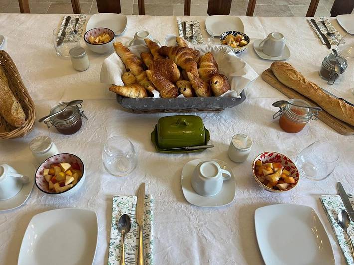 Gîte pour 3 personnes, avec jardin et piscine ainsi que vue et terrasse à Lorignac - 2