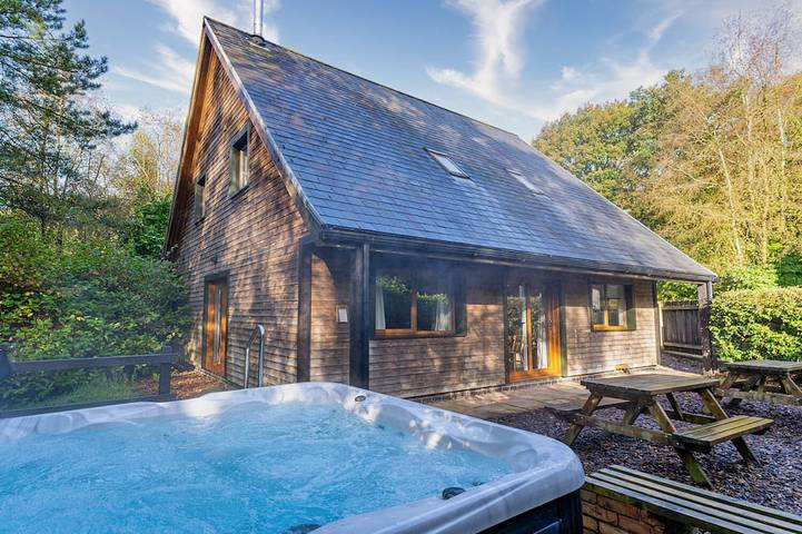 Cottage for 12 people, with hot tub in Alton Towers