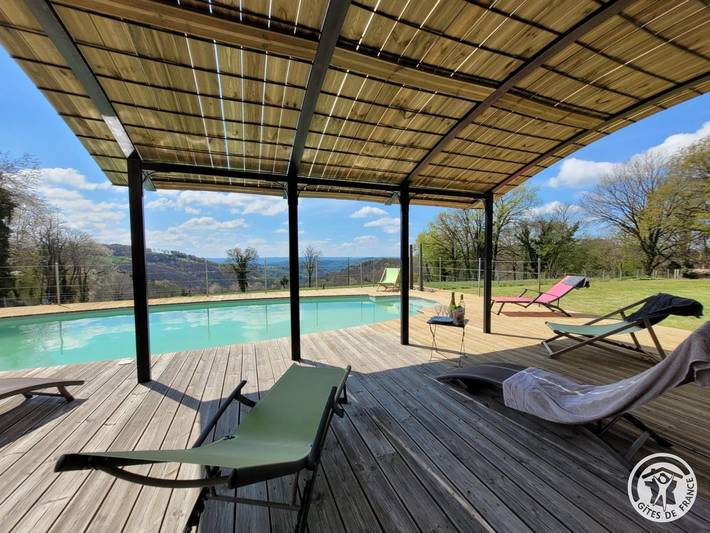 Gîte pour 6 personnes, avec Terrasse et Jardin ainsi que Piscine et Vue en Corrèze