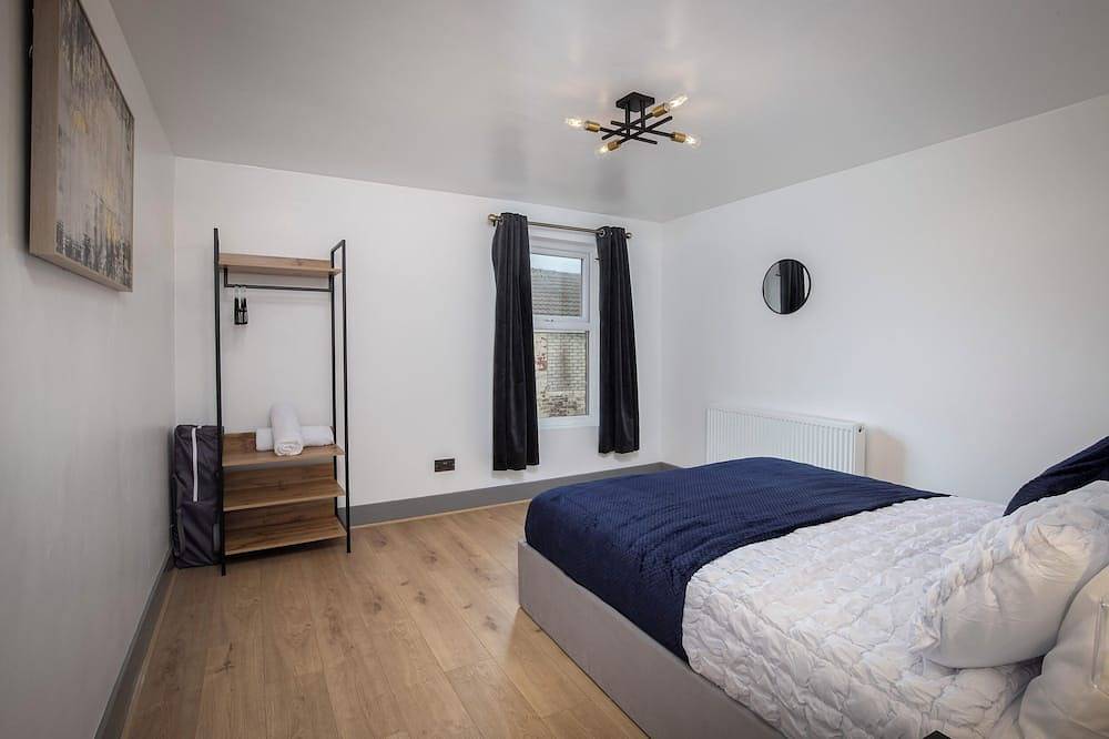 Entire apartment, Cosy and modern 2-bed first floor apartment close to Blackpool Centre in Blackpool Pleasure Beach, North West England
