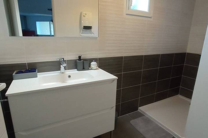 Location de vacances pour 3 personnes, avec terrasse ainsi que jardin et piscine à Anduze - 4