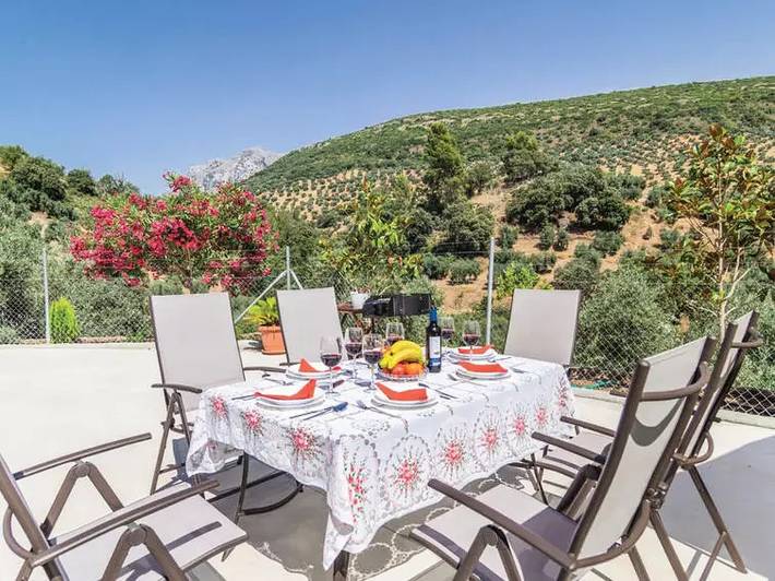 Chalet para 6 personas, con terraza y piscina en Parque Natural Sierras Subbéticas - 3
