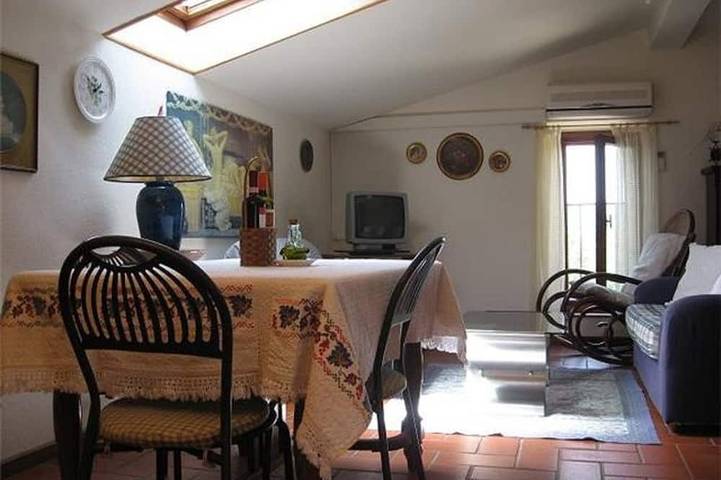 Ganze Wohnung, Studio mit privatem Balkon, herrlicher Aussicht, WLAN, Gemeinschaftspool, in der Nähe des Dorfes in Vinci, Florenz Provinz