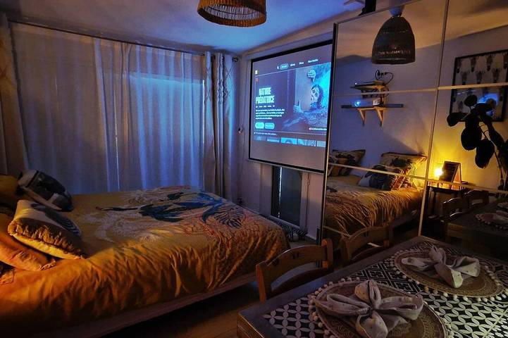 Carpe Diem Romantic Suite with a private spa and private pool. in Le Cannet-des-Maures, Draguignan Region