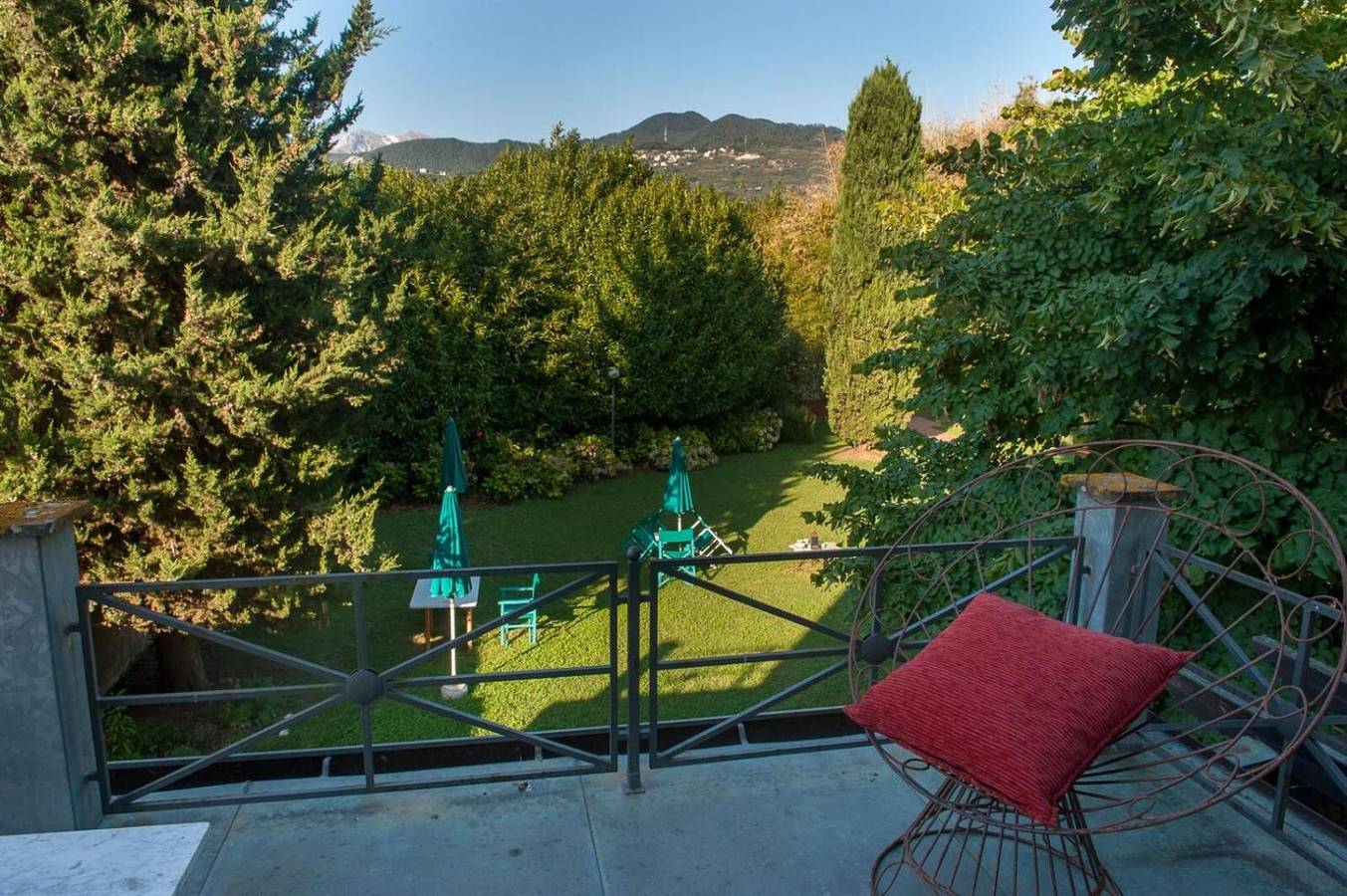 Room 'Camera Auri -Marinsky' with Shared Garden, Wi-Fi and Air Conditioning in Pietrasanta, Italian Riviera