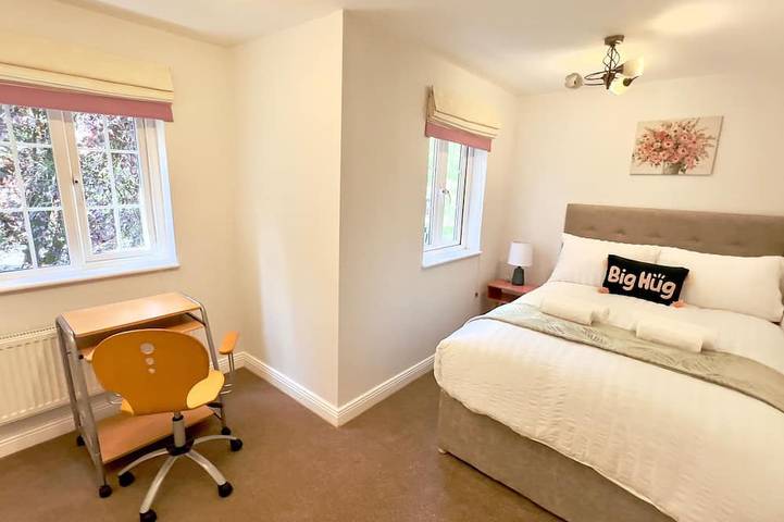 Esongrace Stays - Stylish quaint three bed home in Stoke-on-Trent, Midlands