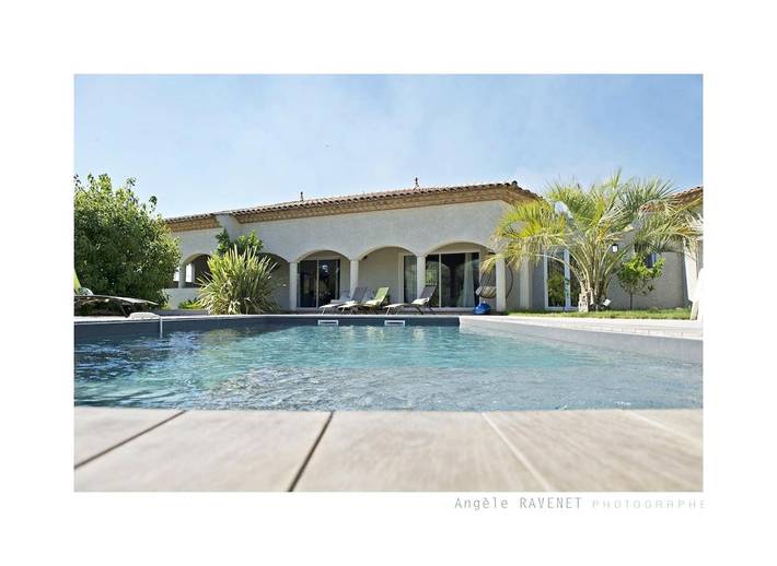 Location de vacances pour 14 personnes, avec Terrasse et Jardin ainsi que Piscine et Vue à Puissalicon