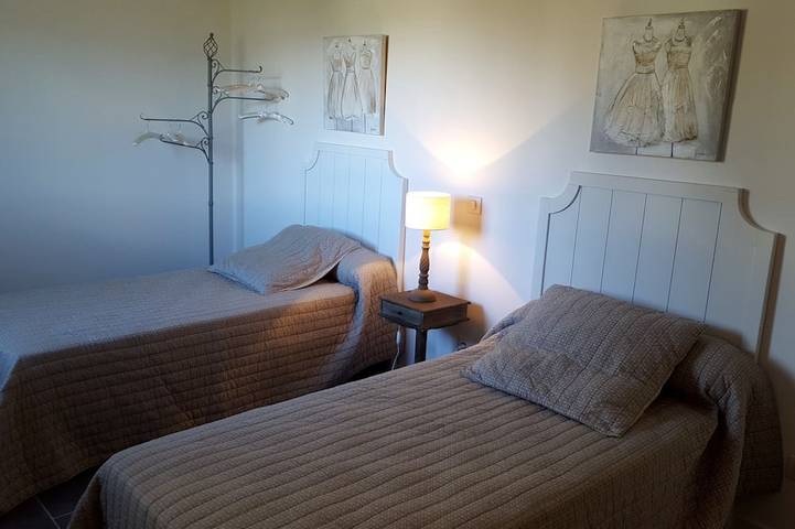 Location de vacances pour 6 personnes, avec jardin et piscine ainsi que terrasse et jacuzzi à Ghisonaccia - 2