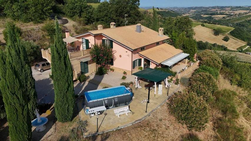 Appartamento per 6 persone, con giardino e panorama nonché piscina, con animali domestici in Penne