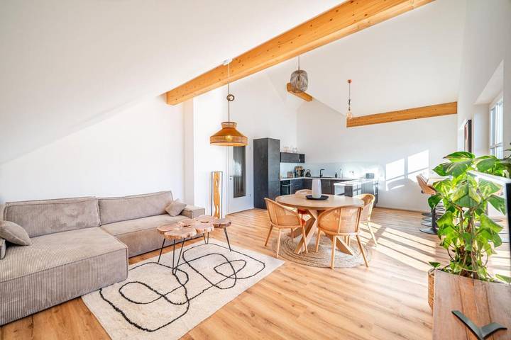 Ferienwohnung für 8 Personen, mit Balkon und Terrasse sowie Garten und Seeblick