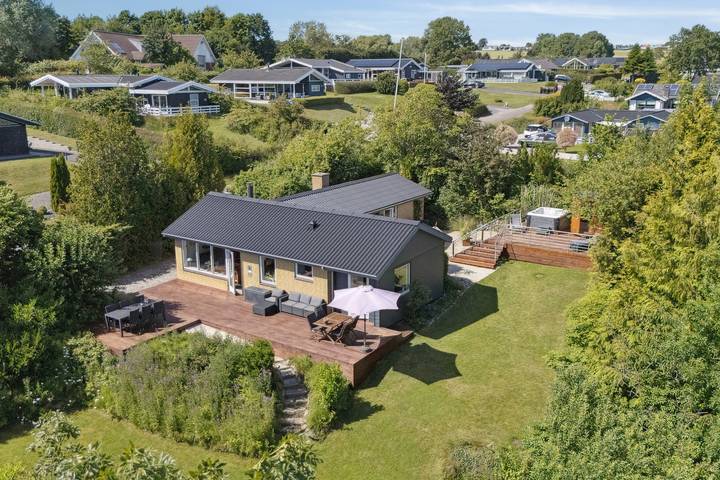 Ferieudlejning for 8 personer, med Terrasse og Jacuzzi såvel som Have og Sauna i Følle Strand