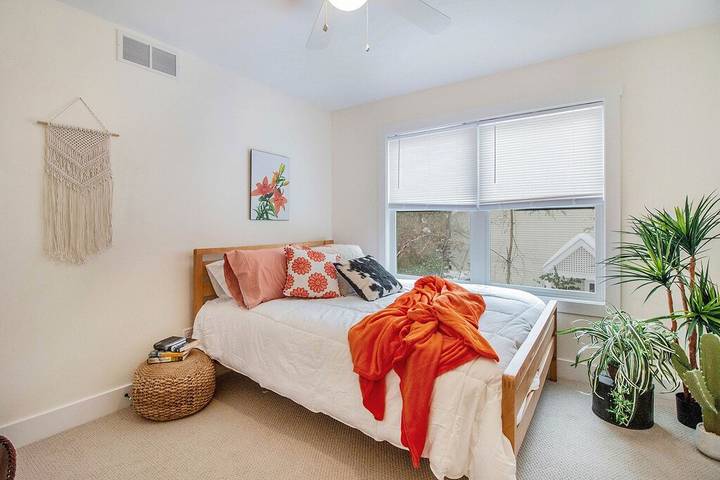 Vacation rental for 12 people, with terrace and sauna as well as hot tub and yard in Ann Arbor