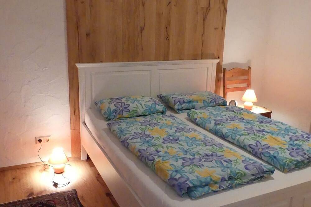 Ganze Wohnung, Renovierte, gemütliche Ferienwohnung mit Gartennutzung in St. Georgen, Mittlerer Schwarzwald
