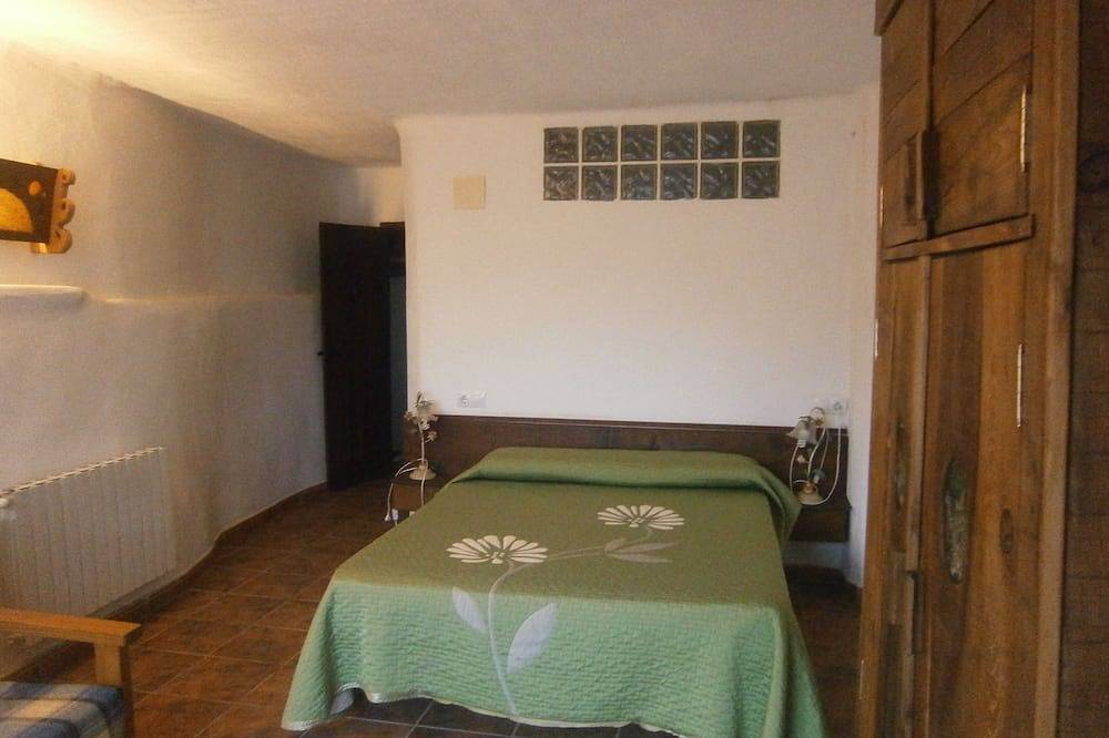 Casa Los Gatos 1 to 13 people. 4 bedrooms with bathroom, living room with fireplace, heating. in Yeste, Calares del Mundo y de la Sima