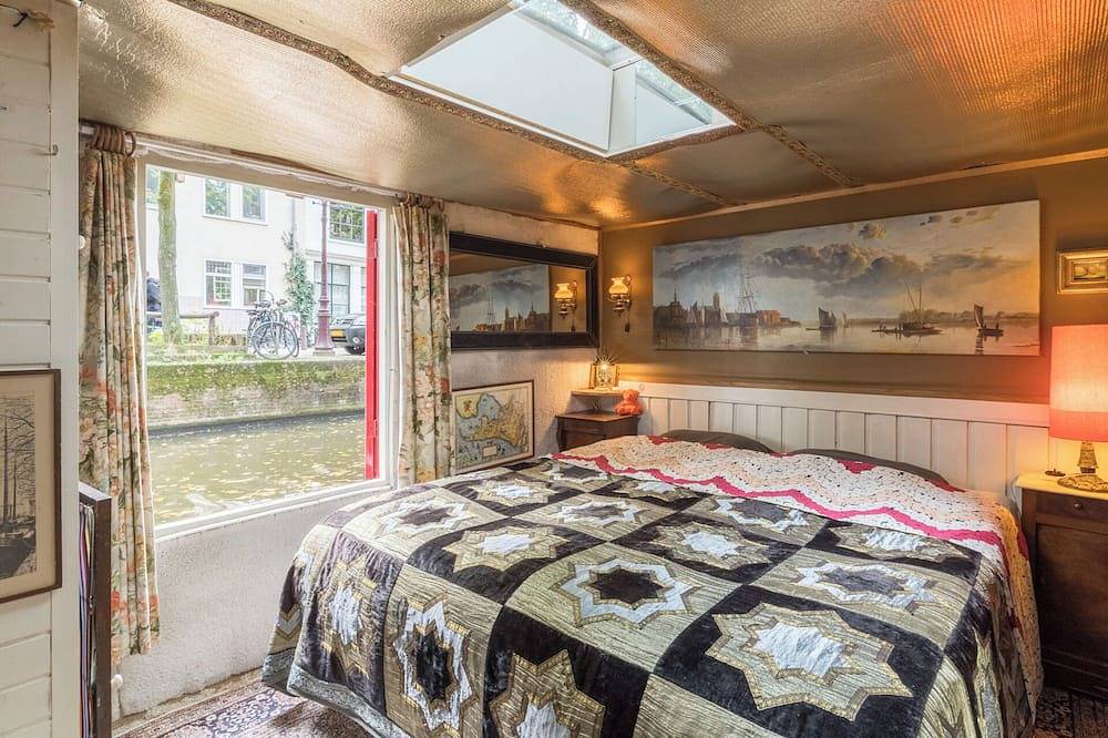 Hausboot In Der Altstadt in Holländische Küste