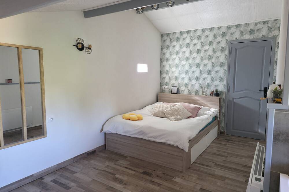 Villa with swimming pool, not overlooked, in quiet town center - sea 15 minutes away in Marignane, Mittelmeerküste (Frankreich)