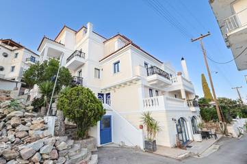 Location de vacances pour 2 personnes, avec vue et balcon dans Poros