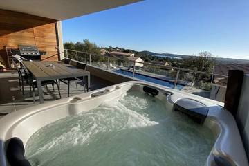 Gîte pour 4 personnes, avec piscine ainsi que terrasse et jacuzzi dans Plage de Pinarello