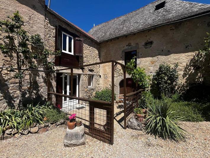 Gîte pour 3 personnes, avec Terrasse ainsi que Jardin et Vue à Morlhon-le-Haut