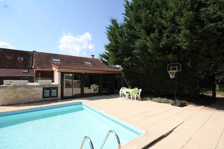 Gîte pour 4 personnes, avec Terrasse et Jacuzzi ainsi que Jardin et Piscine