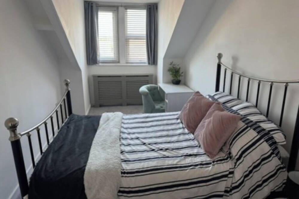 Entire apartment, Spacious refurbished centrally located maisonette in Sunderland