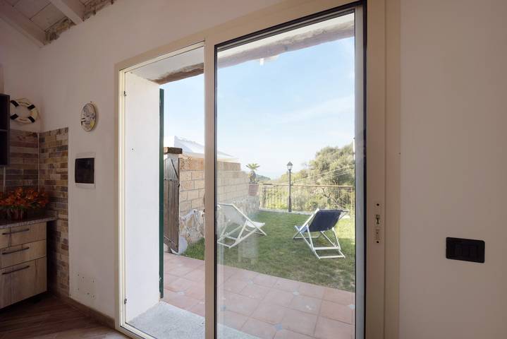 Casa vacanze 'Timo' con vista mare, piscina condivisa e aria condizionata in Pompeiana, Riviera di Ponente