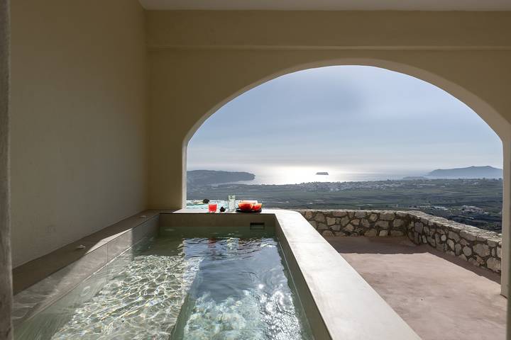 Holiday apartment for 4 people, with terrace and pool as well as ocean view in Santorini