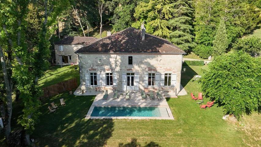 Location de vacances pour 12 personnes, avec Terrasse et Jardin ainsi que Piscine et Vue à Castelculier