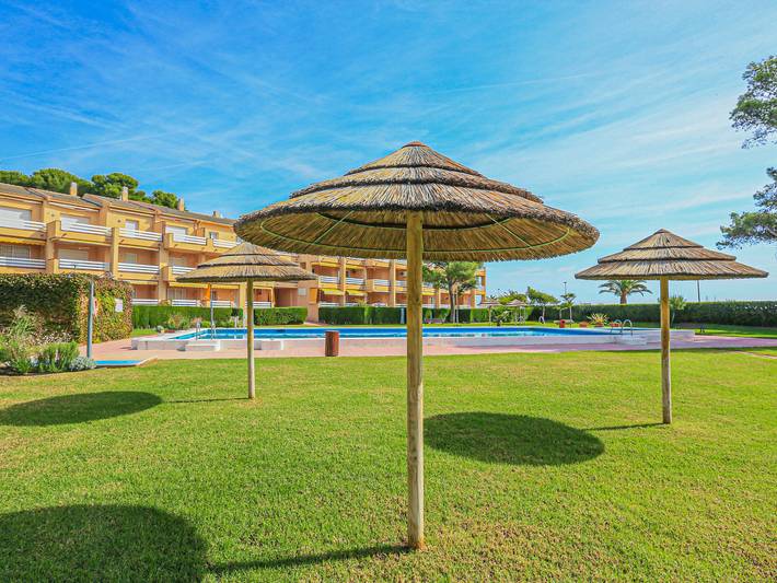 Apartamento entero, Apartamento moderno de 4 habitaciones frente al mar en Miami Platja in Montroig, Costa Dorada