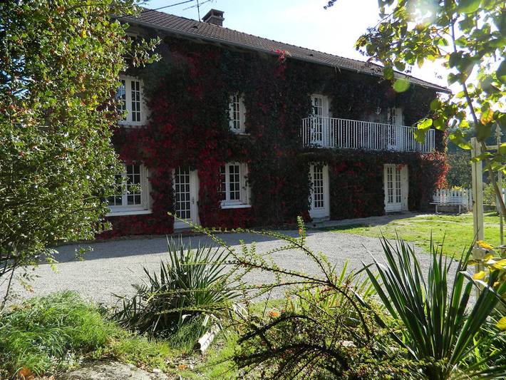 Gîte pour 15 personnes, avec Balcon et Terrasse ainsi que Jardin et Piscine