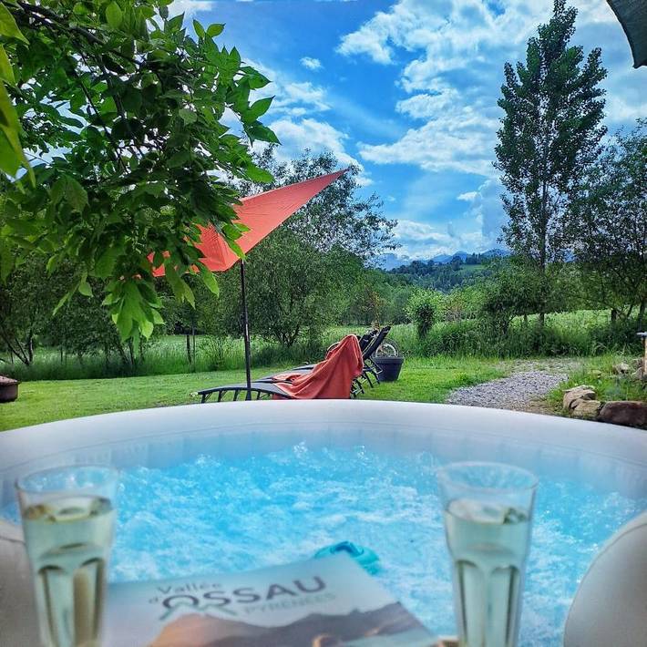 Location de vacances pour 6 personnes, avec piscine ainsi que jacuzzi et jardin, adapté aux familles à Lys (homonymie)