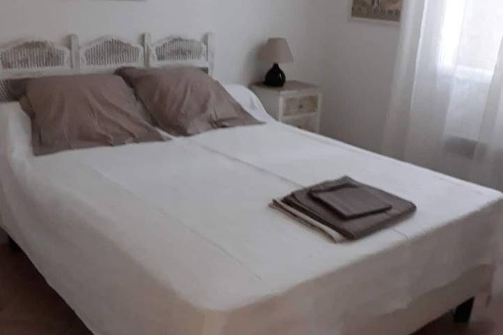 Gîte pour 4 personnes, avec terrasse ainsi que jardin et piscine à Peri - 2