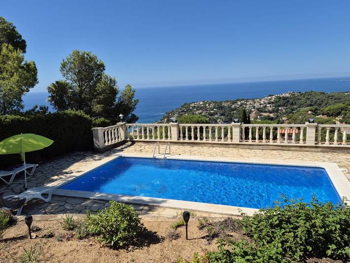 Villa Majestic, fantásticas vistas al mar, piscina privada y barbacoa in Canyelles, Lloret de Mar