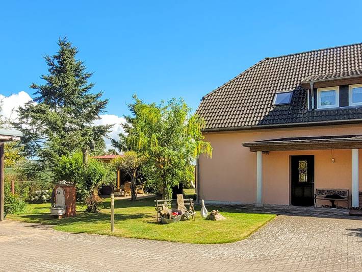 Ferienwohnung für 3 Personen, mit Terrasse und Seeblick sowie Garten in Lüssow