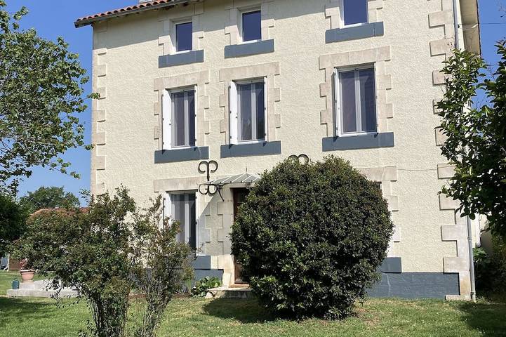 Location de vacances pour 9 personnes, avec Terrasse et Jardin à La Chapelle-Bâton