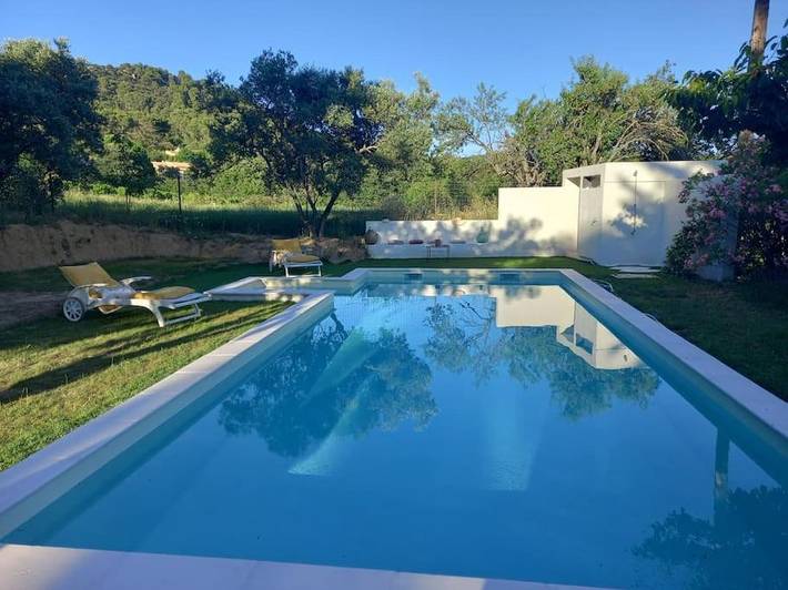 Location de vacances pour 3 personnes, avec jardin et piscine à La Bastidonne