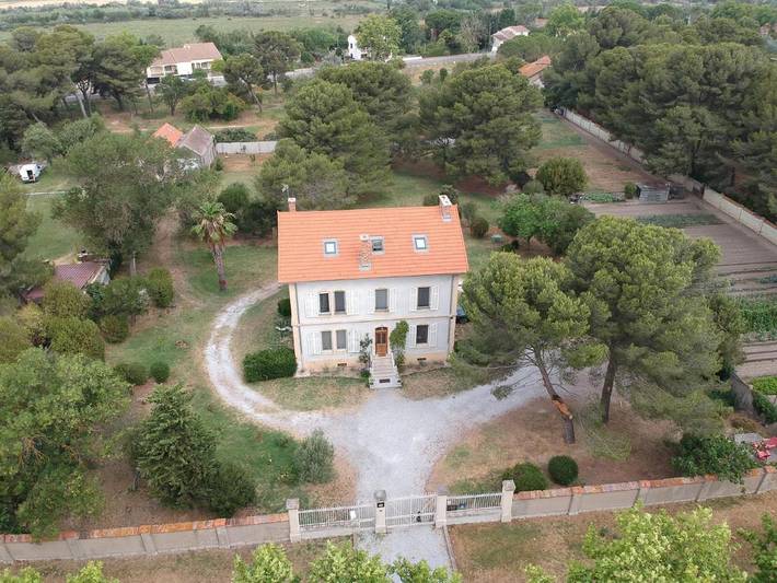 Location de vacances pour 3 personnes, avec Terrasse ainsi que Jardin et Vue dans Salin-de-Giraud