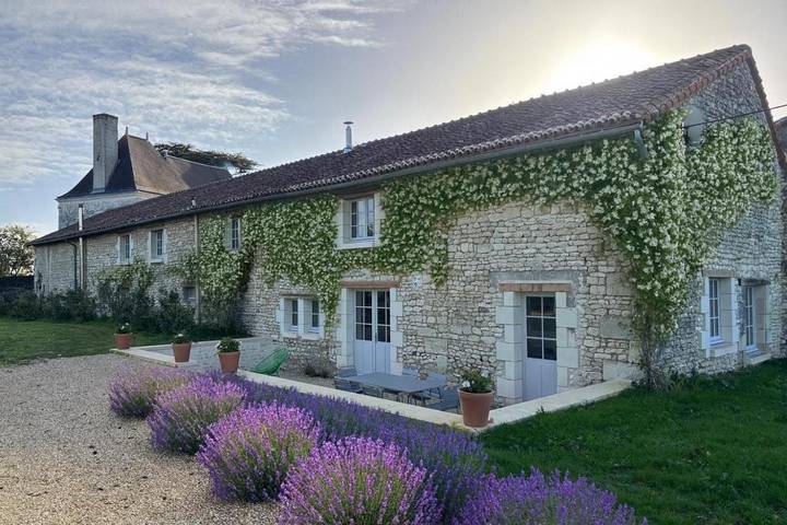 Location de vacances pour 12 personnes, avec jardin et piscine, animaux acceptés à Sérigny
