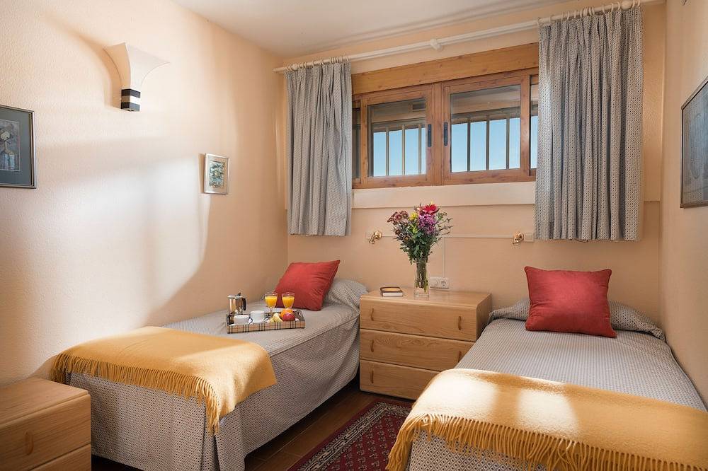 Entire apartment, Comfortable, contemporary and tranquil flat with sea views in the centre of town in Fuengirola, Costa del Sol
