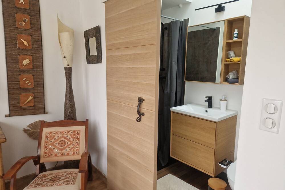 Studio Indépendant Avec Jardin et Piscine Proche Gare Accès Paris Direct 19min in Orry-la-Ville, Río Oise