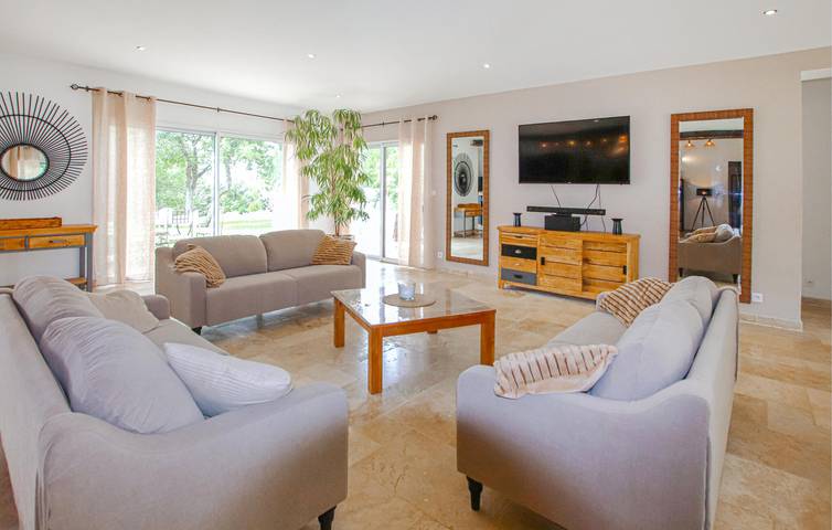 Location de vacances pour 8 personnes, avec piscine ainsi que terrasse et jardin à Grignan - 4