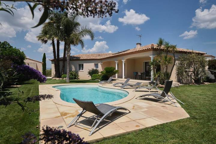 Location de vacances pour 8 personnes, avec vue et terrasse ainsi que jardin et piscine, animaux acceptés à Saint-Hippolyte (Languedoc-Roussillon)