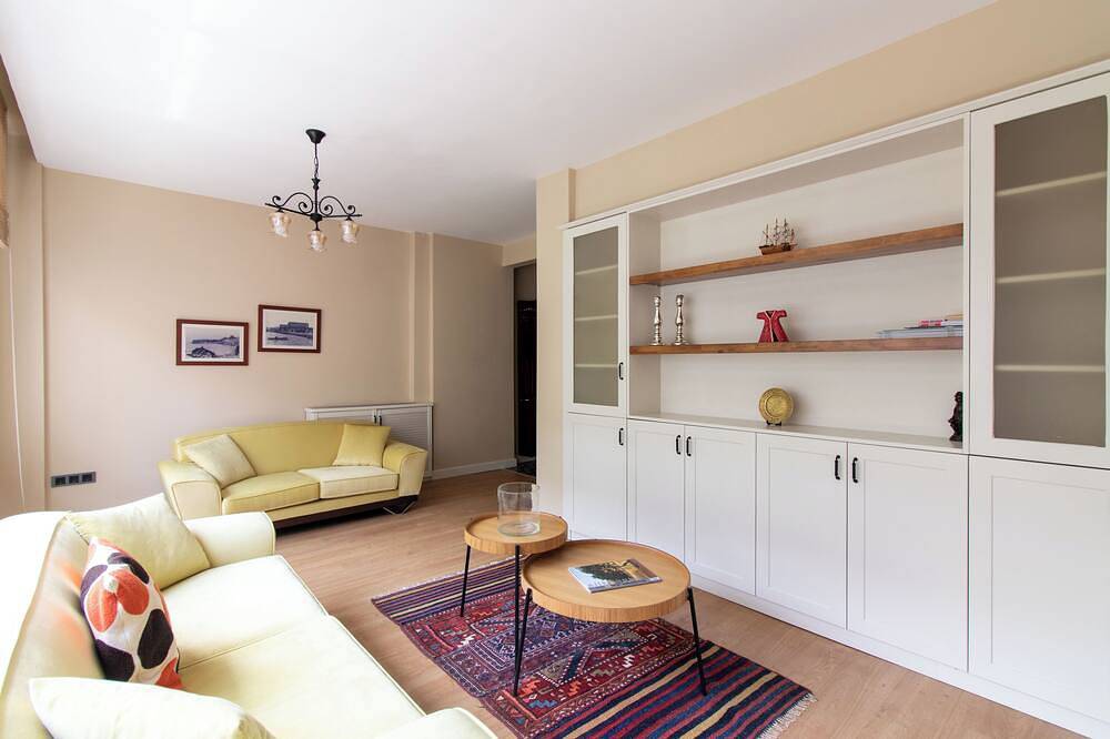 Entire apartment, Cozy 2-bedroom apartment in charming Istanbul with Ac in Kadıköy, Istanbul