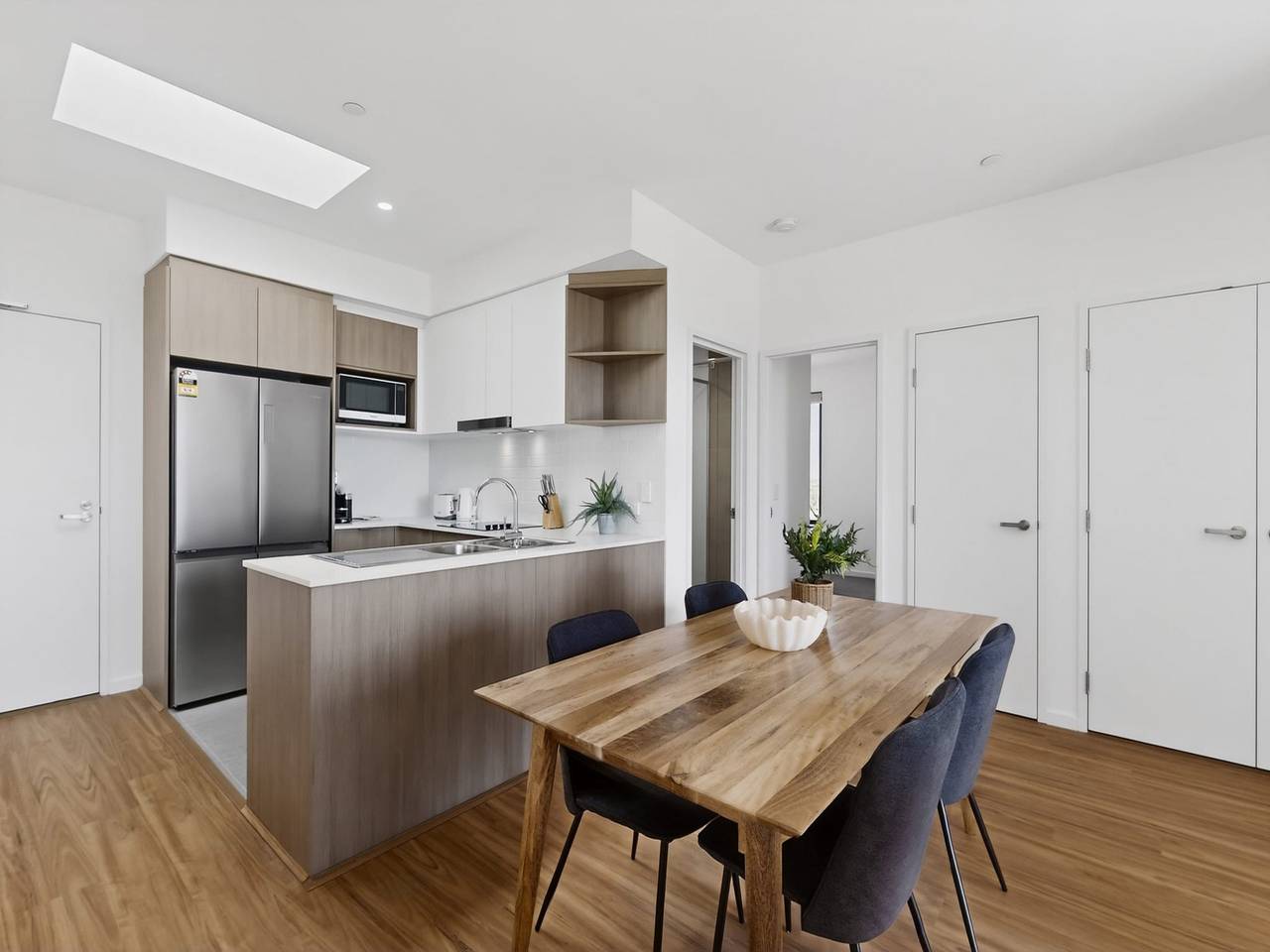 Hel leilighet, Romslig, nylig oppusset leilighet med 2 soverom og parkering på stedet in Cannington, Perth